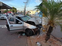  Motorista bêbada bateu em um poste e deixou quatro pessoas gravemente feridas na Avenida Afonso Cáfaro, em Fernandópolis (Foto: Divulgação)