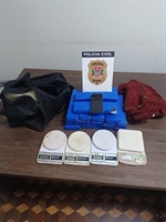 Policiais localizaram 15 tijolos de maconha, quatro balanças de precisão e um aparelho celular, que foram apreendidos para investigação (Foto: Divulgação)