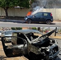 O incêndio de um carro foi registrado na manhã deste domingo (Foto: A Cidade)