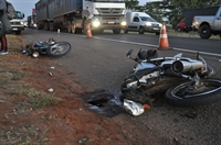 Um acidente entre um caminhão e três motos deixou os motociclistas todos feridos com o impacto (Fotos: A Cidade)