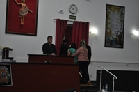 Vereadora Ednalva Azevedo deixou o plenário da Câmara amparada por colegas da Casa após uma discussão acalorada com um munícipe (Foto: A Cidade)