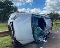 O veículo atravessou o canteiro central da via, invadiu a pista contrária e colidiu violentamente contra o guard rail antes de capotar (Foto: Reprodução)