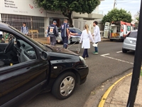 Um acidente de trânsito envolvendo dois carros deixou uma mulher ferida em Votuporanga (Foto: Aline Ruiz/A Cidade)