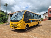 O veículo, com capacidade para transportar 42 estudantes sentados, foi cedido pelo Estado (Foto: Prefeitura de Pontes Gestal)