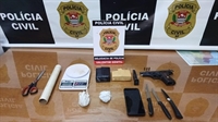 Durante as buscas no local indicado, os policiais localizaram duas partes de um tijolo de maconha e uma pistola (Foto: Divulgação)