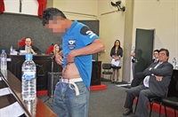 A vítima, Wagner Bueno, mostrou aos jurados a marca deixada pela facada
