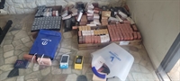 Com os acusados foram encontrados mais de 200 frascos de perfumes como 212, Ferrari Black e Gabriela Sabatini (Foto: Divulgação)