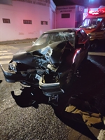 Um jovem de 25 anos foi socorrido em estado grave pelo Samu de Votuporanga após bater em um carro na avenida José Marão Filho (Foto: Reprodução)