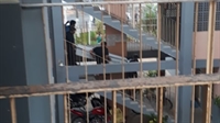 Idosa estava com os pulsos amarrados à cabeceira da cama, mas seu corpo não tinha sinais de violência (Foto: Reprodução/CBN)