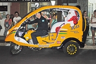 O Papai Noel chegou ontem à noite em Votuporanga de tuk-tuk; a população esteve presente para prestigiar a chegada do bom velhinho (Foto: Aline Ruiz/A Cidade)