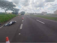 Motociclista foi arremessado ao solo após colidir com a lateral de um caminhão, mas apesar do susto, não corre risco de morte (Foto:Votunews)