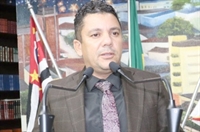 O vereador Claudenilson Alves de Araújo, é investigado na Câmara e na polícia por suposto uso irregular do carro do Legislativo (Foto: Assessoria)