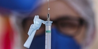 Especialistas avaliam que a injeção adicional ajuda a reduzir o risco de hospitalizações e mortes (Foto: Fabio Rodrigues Pozzebom/Agência Brasil)