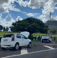 Os carros envolvidos ficaram bastante danificados, mas, apesar dos prejuízos materiais, vítimas tiveram ferimentos leves  (Foto: Reprodução)