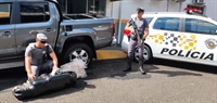 Pai e filho são presos transportando cocaína com a família no carro