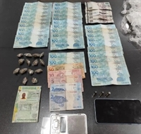 Durante a busca no estabelecimento, os policiais encontraram uma sacola em um balde no quintal do bar, com 14 porções de maconha (Foto: Divulgação)