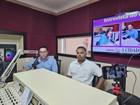Alessandro Boska, gerente do Sicredi, e Saulo Souza, vendedor da BYD, estiveram na rádio Cidade FM para falar sobre o “Dia de Negócios”  (Foto: A Cidade)