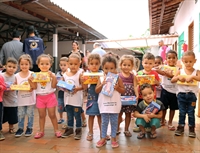 Cursos da Unifev distribuem 700 caixas de chocolates para seis diferentes entidades do município