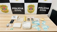 Na casa do suspeito, os policiais encontraram uma grande quantidade de cocaína, dinheiro, maconha e materiais do tráfico (Foto: Divulgação)