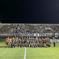 Jogadores em comemoração com a torcida que tem comparecido em bom número na Arena Plínio Marin  (Foto: Rafa Bento/CAV)