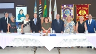A mesa diretiva dos trabalhas composta por; Antonio Luiz Bazela e Juçara, Regina e Luiz Chiqueto, a presidente do Lions Cecina Nobuco Iamanaka, Jesimar e Sirlei Zanelato, Cidinha Damasceno e Anisinho Martins
