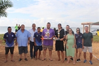 Fábio Ferreira e Wendel Morlin campeões da categoria principal do torneio recebendo a premiação das mãos da prefeita Priscila e sua equipe (Foto: Divulgação)