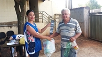 José Onivaldo Miller, de 64 anos, levou oito garrafas e trocou por quatro ingressos (Foto: Daniel Castro/A Cidade)