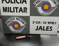Ambos foram encaminhados à Central de Polícia Judiciária de Jales. A mulher foi autuada por tentativa de homicídio e o homem por tráfico (Foto: Reprodução)