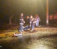 O acidente aconteceu na rua José Jucá Buchala, onde a árvore cedeu repentinamente e caiu, atingindo o motociclista (Foto: Reprodução)