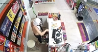 Ladrões armados com uma espingarda renderam funcionários e clientes para assaltar um posto de combustíveis em Valentim Gentil  (Foto: Reprodução)