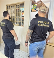 Uma operação conjunta entre a Polícia Federal e a Polícia Civil resultou, na apreensão de 12 armas de fogo e milhares de munições (Foto: Divulgação)
