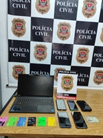 O suspeito foi localizado e detido em sua residência, onde foram apreendidos celulares, um notebook e cartões bancários (Foto: Divulgação)