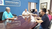 O prefeito Jorge Seba recebeu o coordenador regional do IBGE, Victor Biagi,  em seu gabinete. A expectativa segue alta para que o município supere a marca dos 100 mil habitantes  (Foto: Prefeitura de Votuporanga)