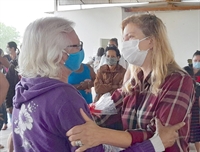 A primeira dama e presidente do Fundo Social de Solidariedade, Rose Seba, iniciou a entrega dos kits natalinos  (Foto: Prefeitura de Votuporanga)