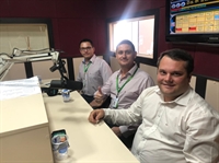 Os gerentes Alessandro Boska e Edemar Portes; e o assessor Rafael Rossi, assessor de investimentos, vieram à Cidade FM para falar sobre a campanha (Foto: A Cidade)