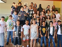 Alunos do Colégio Unifev confeccionam roupas utilizando material reciclável