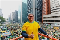 Vestido de verde e amarelo, ele discursou para o público, que não se deixou intimidar pela manhã gelada e chuvosa (Foto: Divulgação)