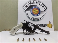 Com ele, a PM encontrou um revólver calibre 22 com a numeração suprimida e municiado com quatro projéteis intactos e dois deflagrados (Foto: Divulgação/Polícia Militar)