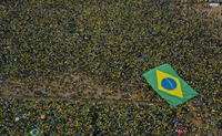 Uma diferença do desfile deste ano para os passados foi a presença de 27 tratores, cada um representando um estado brasileiro e o Distrito Federal (Foto: Agência Brasil)