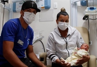 Bebê operado ainda no útero recebe alta em São José do Rio Preto