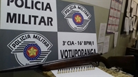 Foi localizado dentro do veículo um rifle calibre 22, da marca Remigton, com numeração não aparente e 17 munições intactas  Foto: Divulgação/Polícia Militar 