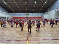 Prefeitura oferece aulas gratuitas noturnas de zumba no Ginásio Mário Covas a partir desta segunda-feira (Foto: Prefeitura de Votuporanga)
