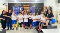 Estudantes de Medicina da Unifev doam mais de 500 caixas de bombons a entidades assistenciais (Foto: Unifev) 