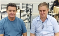 O vereador Osmair Ferrari e o assessor de gabinete da Câmara Marcelino Poli, foram a representação do legislativo local na confraternização da UDEMO. (Foto: A Cidade)