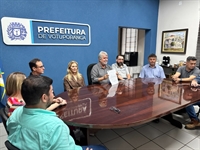 Durante coletiva de imprensa, o prefeito Jorge Seba assinou ontem a ordem de serviço para mais uma etapa da avenida do Pozzobon (Foto: A Cidade)