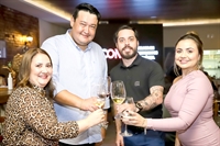 Raphaela e Daniel Hara, Mateus Nagib e Lorena Duarte celebrando a parceria de sucesso entre a Imobiliária Na House e a Vitacon. Um brinde aos bons negócios e ao futuro promissor (Foto: Na House)