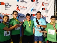 Tifini, Jhenifer, Rafael, Professor Márcio e Natan, recebendo suas medalhas de participação (Foto: Escola Enny)