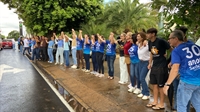 Lideranças e população participam de abraço simbólico em comemoração aos seus 75 anos da Santa Casa (Foto: A Cidade)