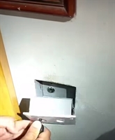 Um traficante de Tanabi utilizou sua “inteligência” a favor do crime e criou um cofre em uma tomada falsa para esconder drogas e armas Foto: Reprodução