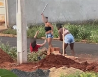 A  mulher foi atacada por vizinhas após ela e o companheiro, que é padrasto da menina, serem liberados na audiência de custódia (Foto: Reprodução)